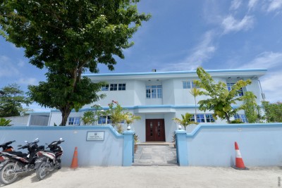 ބަންދުގައި ހުރި މީހަކު ދެ ފުލުހެއްގެ މޫނަށް ކެމިކަލް ޖަހައިފި