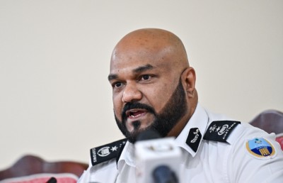 ވަގަށް ސިގިރޭޓް އެތެރެކުރި މައްސަލާގައި ކަސްޓަމްސްގެ އޮފިސަރަކު ސަސްޕެންޑު ކުރި