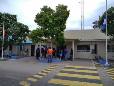 މަސްކިރުން ލަސްވާތީ މަސްވެރިން ކޫއްޑޫ އޮފީހުގައި މުޒާހަރާ ކުރަނީ