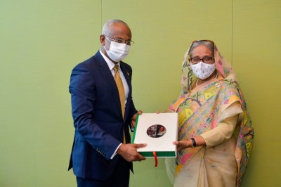 ޝެއިޚް ހަސީނާގެ ދަތުރުފުޅުގައި ރާއްޖެއަށް 13 އަސްކަރީ ވެހިކަލް ހަދިޔާކުރަނީ