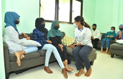 ފަސްޓް ލޭޑީ އެދިވަޑައިގަތީ އަމާން ހިޔާތަކުގެ ކުދިން މުޖުތަމައަށް ނެރެން މަސައްކަތްކޮށްދޭން