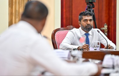 މިނިސްޓަރު ހައިދަރާއި އިސްވެރިން ކޮމިޓީއަށް ހާޒިރު ނުވުމުން މެމްބަރުންގެ ނުރުހުން!