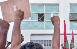 ގޭގައި ހުންނަވައިގެން ޔާމީން މުޒާހަރާގައި ބައިވެރިވެ ވަޑައިގެންފި