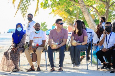 ހޫނު މަރުހަބާއަކާއެކު ފުރަތަމަ ހޯމްސްޓޭ ޓުއަރިސްޓު ދިއްގަރަށް