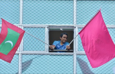 ގޭގައި ހުންނަވައިގެން ޔާމީން މުޒާހަރާގައި ބައިވެރިވެ ވަޑައިގެންފި