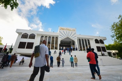 ބައެއް ދިވެހީން ކަންނެތްވެ، ބިދޭސީ އަތްތަކަށް ބަރޯސާވާން ފަށައިފި: ޚުތުބާ