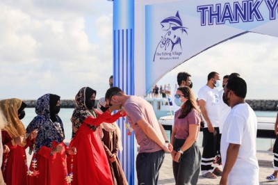 ދިއްގަރުގެ މެހެމާންދާރީން، ފުރަތަމަ ހޯމްސްޓޭ ފަތުރުވެރިން އުފަލުން ފޮޅިފައި