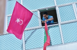 ހުކުމެއްގައި ހުންނެވި ޔާމީން އެއްވުމުގައި ބައިވެރިވެވަޑައިގަތުމުން ފިޔަވަޅު އަޅަނީ
