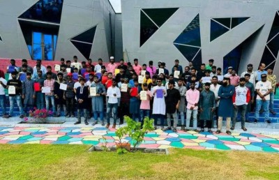 ތިނަދޫގައި މުޒާހަރާ ރޭވުމުގައި އުޅުނު ބަންގްލަދޭޝް މީހުން ޑީޕޯޓުކުރަނީ