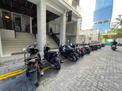 މޭޔަރު މުއިއްޒުގެ ގޭގެ ކުރިމަތީގައި ޕާކު ކުރޭވޭ ގޮތް ހަދައިފި