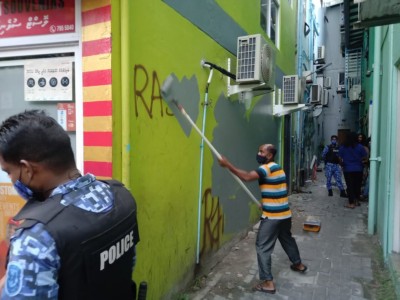 މާލޭގެ ފާރުތަކުގެ ގްރެފިޓީތައް ފުހެ ފާރުތައް ސާފުކުރަނީ