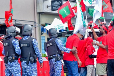އިސްކަންދެނީ އަންހެން ފުލުހުން ލައްވައި އަންހެނުން ހައްޔަރުކުރަން: ފުލުހުން