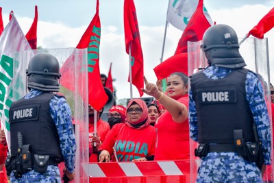 އިންޑިއާ ޓީޗަރުންނާ މަގުމަތިން ދިމާކުރާތީ އެ ޓީޗަރުން ރައްކާތެރިކަމަށް އެދެނީ