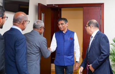 އިންޑިއާ ސަފީރު، މަޖިލީހުގެ ރައީސާ ބައްދަލުކުރައްވައިފި