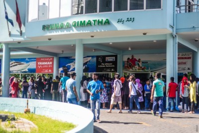 ސައިކަލަކުން މަގުމައްޗަށް ވެއްޓުނު ބިޔަރު ދަޅު ކޮތަޅެއް ފުލުހުންގެ ބެލުމުގެ ދަަށަށް ގެންގޮސްފި