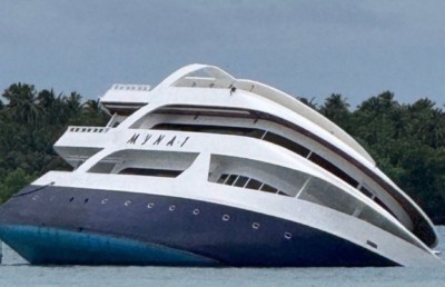 ޓޫރިސްޓުން ތިބި ސަފާރީއެއް ވޭވަށު ފަރަށް، ސަފާރީގެ ބޮޑުބައި އަޑީގައި