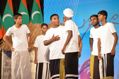 "ދޮންބަންޑާރައިން ހޮޅީންގެ އަތުން ރާއްޖެ މިނިވަންކުރީ އުކުޅާއި ހިކުމަތުން"