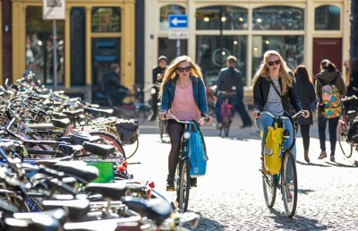 ދިގު މީހުންގެ އާބާދީ ބޮޑު ނެދަލެންޑްސްގައި މީހުން ކުރުވަނީ