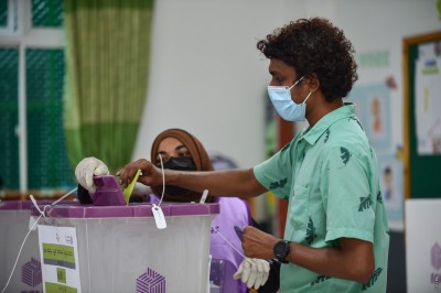 ޕޮޒިޓިވް މީހުން ވޯޓުލާން ދާއިރު ރައްކާތެރިވާން އެދެފި