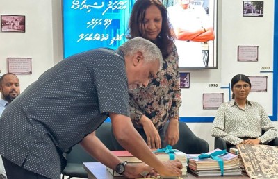 ޝިޔާމްގެ "ފޮތް އަލަމާރި" އިން 700 ފޮތް ލައިބްރަރީއަށް