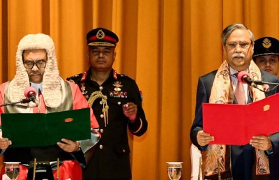 މުޒާހަރާކުރާ މީހުން މުހުލަތެއް ދިނުމުން ބަންގްލާދޭޝްގެ އުއްތަމަ ފަނޑިޔާރު އިސްތިއުފާ ދެއްވަނީ