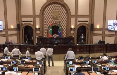 ހައިދަރުގެ ޖަވާބުތަކާ މެދު ހިތްހަމަނުޖެހިގެން ޖަލްސާ ހުއްޓުވައިފި