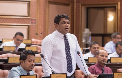 ކަރަންޓާއި ފެން ބިލު ނުދެއްކެނީ ފަގީރުންނަށް، ޖޫރިމަނާ ކަނޑާލަން ޖެހޭ: ބޮންޑޭ