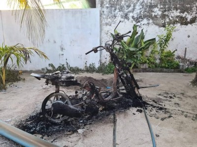 ޑްރަގް ޑީލަރެއް ހުއްޓުވި ފުލުހަކަށް އިންޒާރު ދިނުމަށްފަހު، ސައިކަލްގައި ރޯކޮށްލައިފި