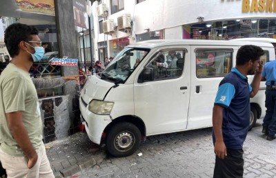 އަލިކިލޭގެފާނު މަގުން ދިޔަ ވޭނެއް ކޮންޓްރޯލުން ނެއްޓި ކެފޭއެއްގެ ތެރެއަށް