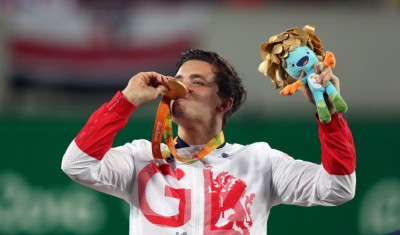 މޯލްޑިވްސް ސްޕޯޓްސް އެވޯޑްސް: ޕްރޮފެޝަނަލް ވީލް ޗެއާ ޓެނިސް ކުޅުންތެރިޔާ ގޯޑޮން ރެއިޑް ދައުވަތު ގަބޫލުކޮށްފި