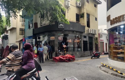 އަލިކިލޭގެފާނު މަގުން ދިޔަ ވޭނެއް ކޮންޓްރޯލުން ނެއްޓި ކެފޭއެއްގެ ތެރެއަށް