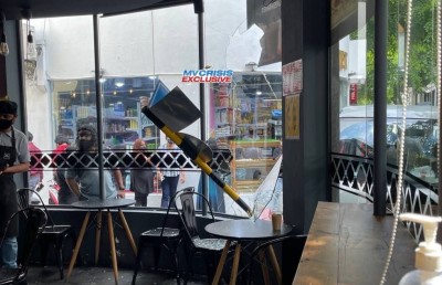 އަލިކިލޭގެފާނު މަގުން ދިޔަ ވޭނެއް ކޮންޓްރޯލުން ނެއްޓި ކެފޭއެއްގެ ތެރެއަށް