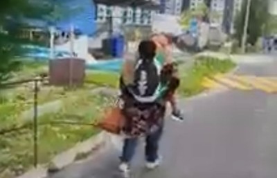 އެންމެންގެ ސަމާލުކަން މި ވީޑިއޯ އަށް! ކުއްޖަކު ކޮނޑަށް ލައިގެން ސްކޫލުން ހިޔާ ފްލެޓަށް