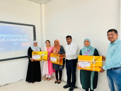 އިންޑިއާގެ އެފްކޮންސްއިން ހިތަދޫ ސްކޫލަށް ކޮމްޕިއުޓަރު ހަދިޔާކޮށްފި