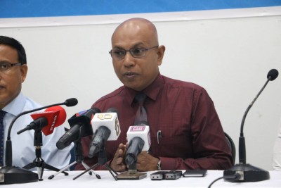 ފަނޑިޔާރުންނަށް ފާރަލާކަމަށް ތުހުމަތުކޮށް ސުޕްރީމް ކޯޓުގެ ސެކްރެޓަރީ ޖެނެރަލް ސަސްޕެންޑްކޮށްފި