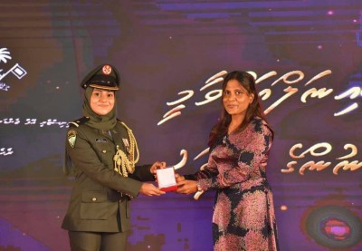 އަށް މީހަކަށް ރެހެންދި އެވޯޑް ދީފި