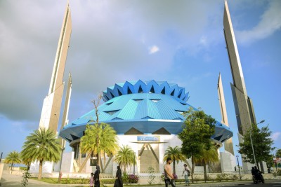 ހުޅުވާލުމާއެކު ސަލްމާން މިސްކިތް ފުރިއްޖެ، ހުކުރު ނަމާދަށް އައި އެންމެންނަށް ޖާގައެއް ނުލިބުނު