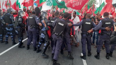 މުޒާހަރާއިން ހައްޔަރުކުރި މީހުންނަށް ފުލުހުން އަނިޔާކުރާ ކަމަށް އިދިކޮޅުން ބުނެފި
