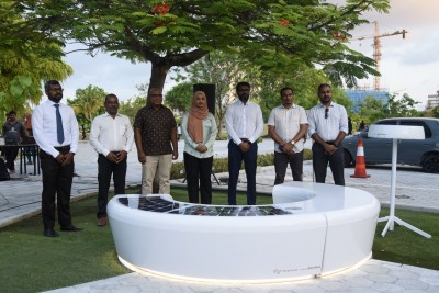 ވަޔަލެސްކޮށް ޑިވައިސްތައް ޗާޖުކުރެވޭ ސްމާޓް ބެންޗެއް ސެންޓަރަލް ޕާކުގައި ހަދައިފި