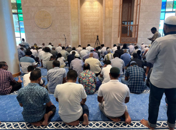 ހުޅުވާލުމާއެކު ސަލްމާން މިސްކިތް ފުރިއްޖެ، ހުކުރު ނަމާދަށް އައި އެންމެންނަށް ޖާގައެއް ނުލިބުނު