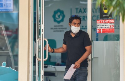 އިންކަމް ޓެކްސް އާއި ޕެންޝަން އަދި ކަސްޓަމްސް ޑިއުޓީ ޑޮލަރުން ނަގަނީ