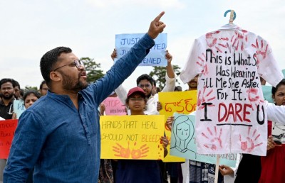 ރޭޕްގެ މައްސަލާގައި އިންޑިއާގައި ކުރި މުޒާހަރާ ހޫނުވެ 100 މީހަކު ހައްޔަރުކޮށްފި