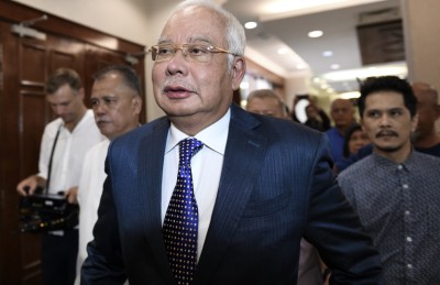 މެލޭޝިއާގެ ބޮޑު ހިޔާނާތުގައި ހިމެނޭ ޕެޓްރޯސައޫދީގެ ދެ ވެރިޔަކު ޖަލަށް