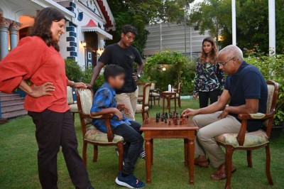 ހިޔާ ކުދިންނަށް ރައީސްގެ ދެ ކަނބަލުންގެ ފަރާތުން ރޯދަ ވީއްލުމެއް ދެއްވައިފި