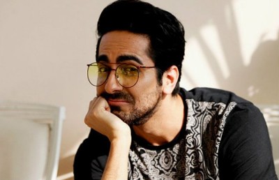 އަޔޫޝްމަނަކީ "އެކްޝަން ހީރޯ"