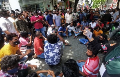 ރާއްޖޭ މެޗަށް ޓިކެޓް ނުލިބުމުން ގަދަކަމުން ދަނޑަށް ވަދެގެންފި