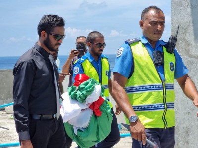ޕީޕީއެމް އޮފީސް ބޭރުގައި ދަމާފައި ހުރި 'އިންޑިއާ އައުޓް' ބެނާ ނަގައިފި