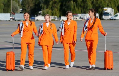 އަންހެން ކެބިން ކްރޫންގެ ސްކާޓާއި ހީލްސް ދޫކޮށްލައި ހަރުވާޅާއި ސްނީކާޒް އަށް