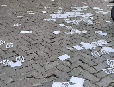 "އިންޑިއާ އައުޓް" ޖަހާފައިހުރި ކަރުދާސްތަކެއް މަގުމައްޗަށް އެޅި މައްސަލަ ބަލަން ފަށައިފި