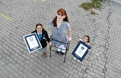 އެންމެ ދިގު އަންހެނާގެ އިސްކޮޅުގައި 7 ފޫޓް